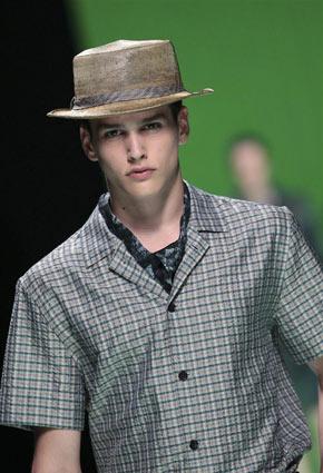 Louis Vuitton تكشف عن مجموعة ربيع صيف 2013 في دبي